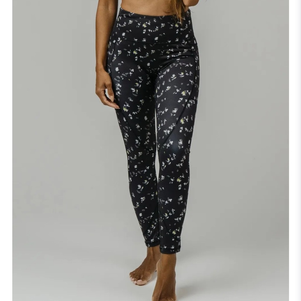 NEW - ZYIA black spark pocket Light N Tight - size 8-10